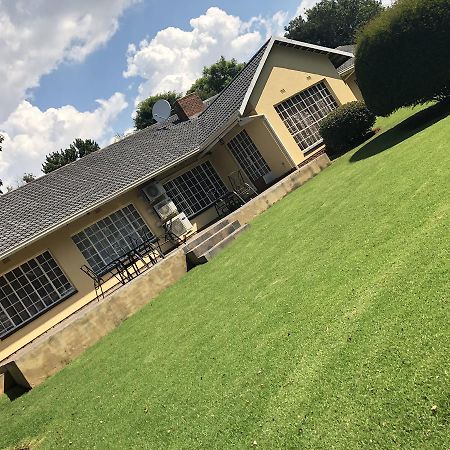 Khuvena Guesthouse Randburg ภายนอก รูปภาพ
