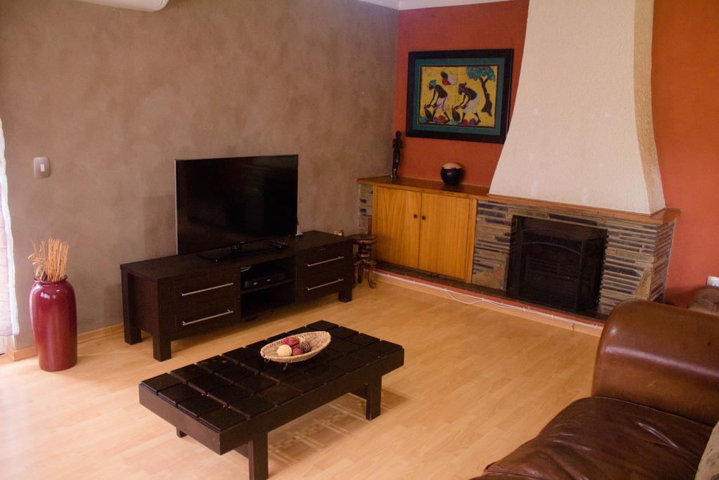 Khuvena Guesthouse Randburg ภายนอก รูปภาพ
