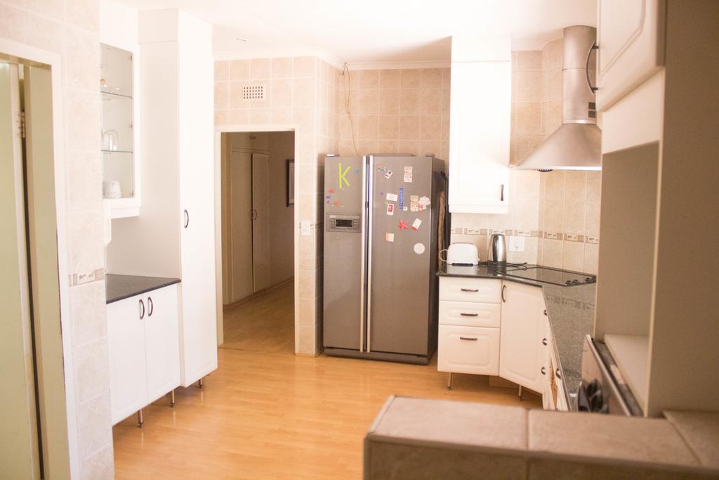 Khuvena Guesthouse Randburg ภายนอก รูปภาพ