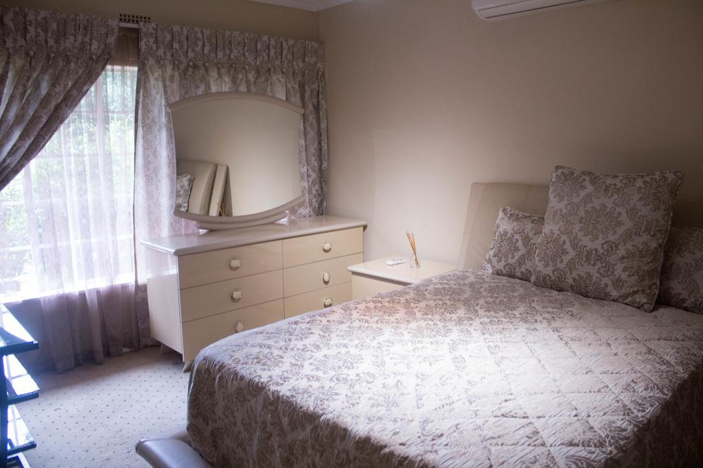 Khuvena Guesthouse Randburg ภายนอก รูปภาพ