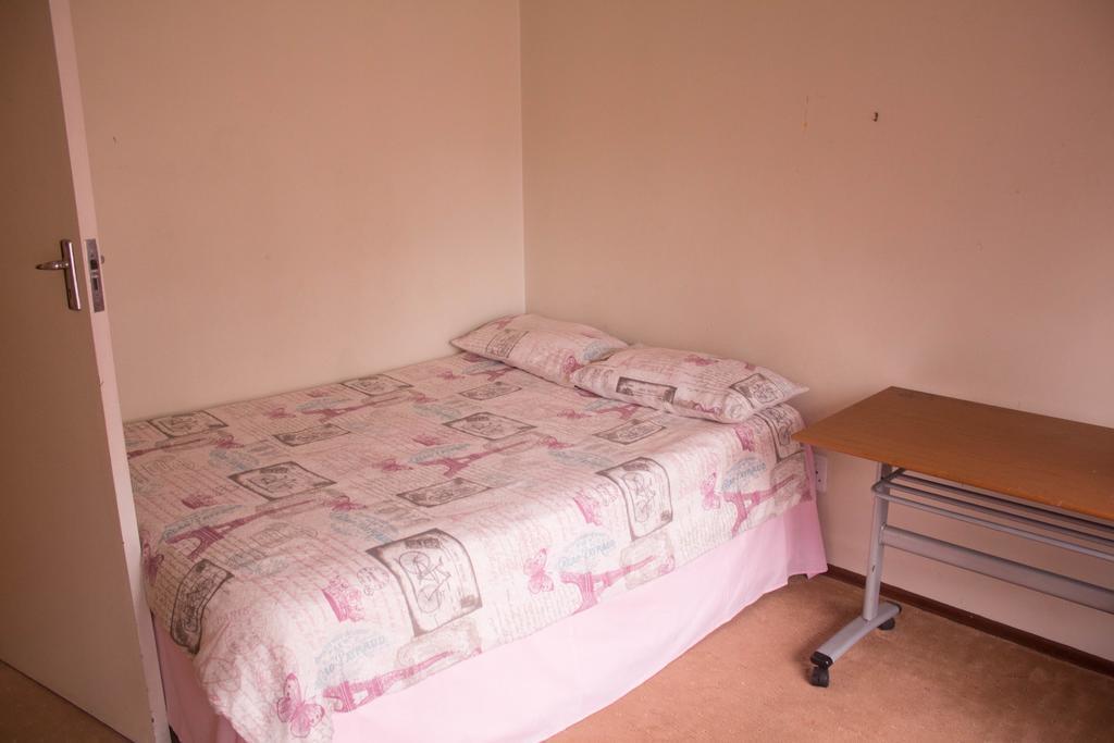 Khuvena Guesthouse Randburg ภายนอก รูปภาพ