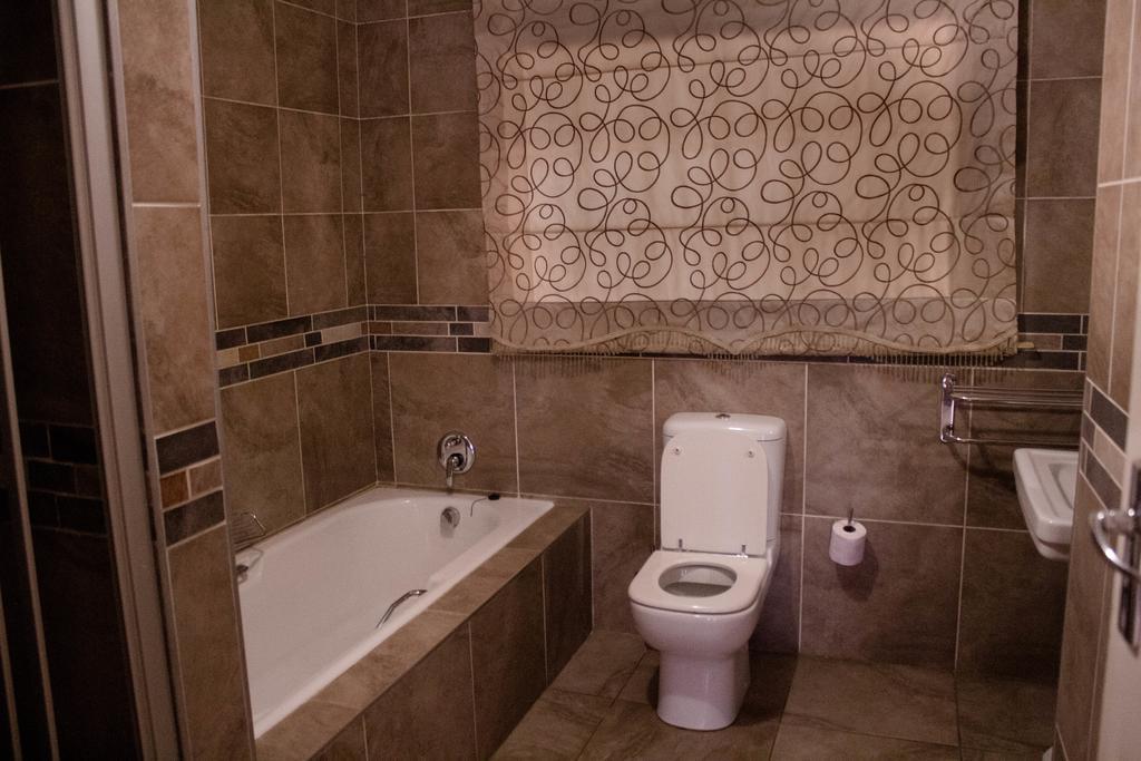 Khuvena Guesthouse Randburg ภายนอก รูปภาพ