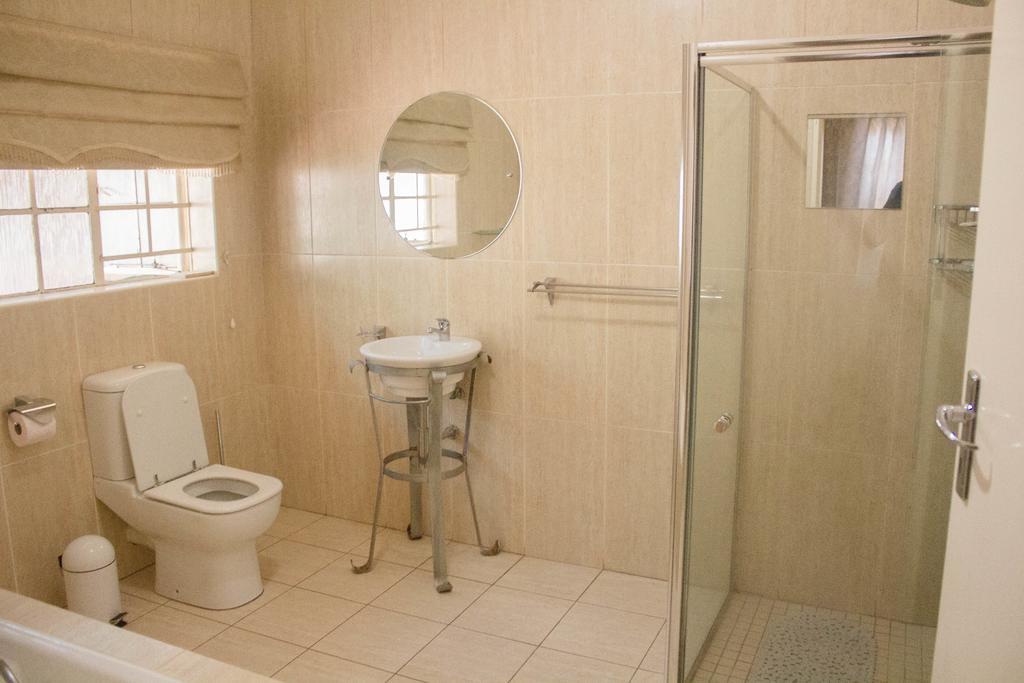 Khuvena Guesthouse Randburg ภายนอก รูปภาพ