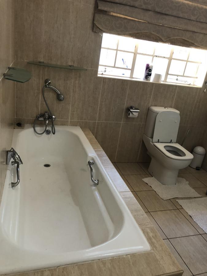 Khuvena Guesthouse Randburg ภายนอก รูปภาพ