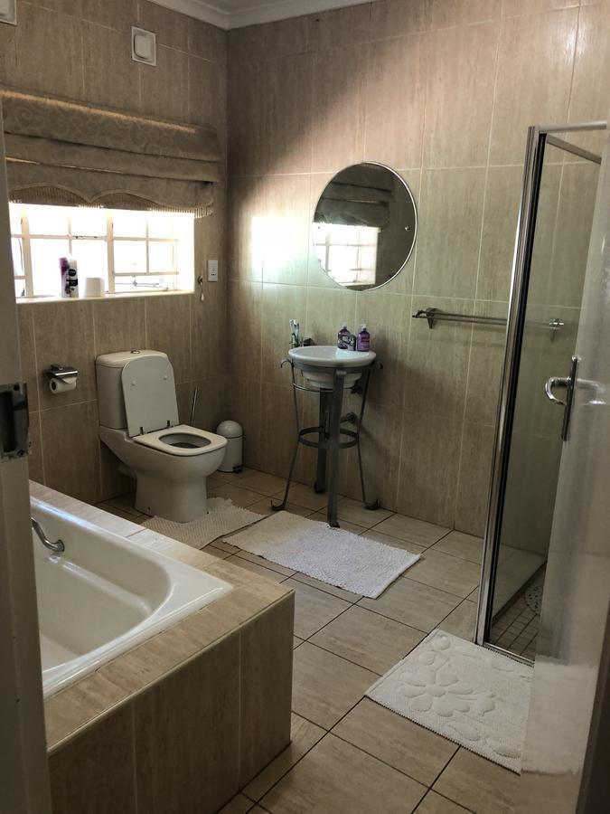 Khuvena Guesthouse Randburg ภายนอก รูปภาพ