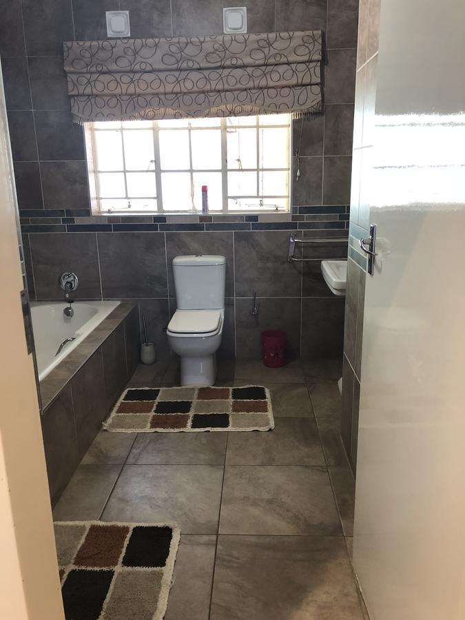Khuvena Guesthouse Randburg ภายนอก รูปภาพ