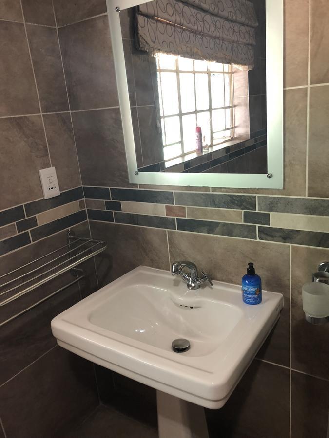 Khuvena Guesthouse Randburg ภายนอก รูปภาพ