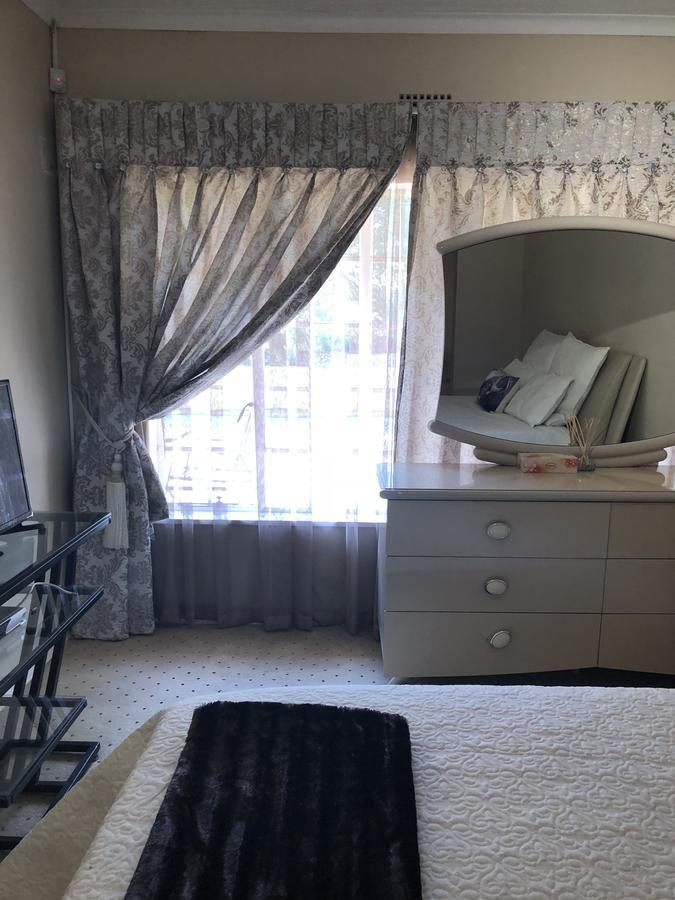 Khuvena Guesthouse Randburg ภายนอก รูปภาพ