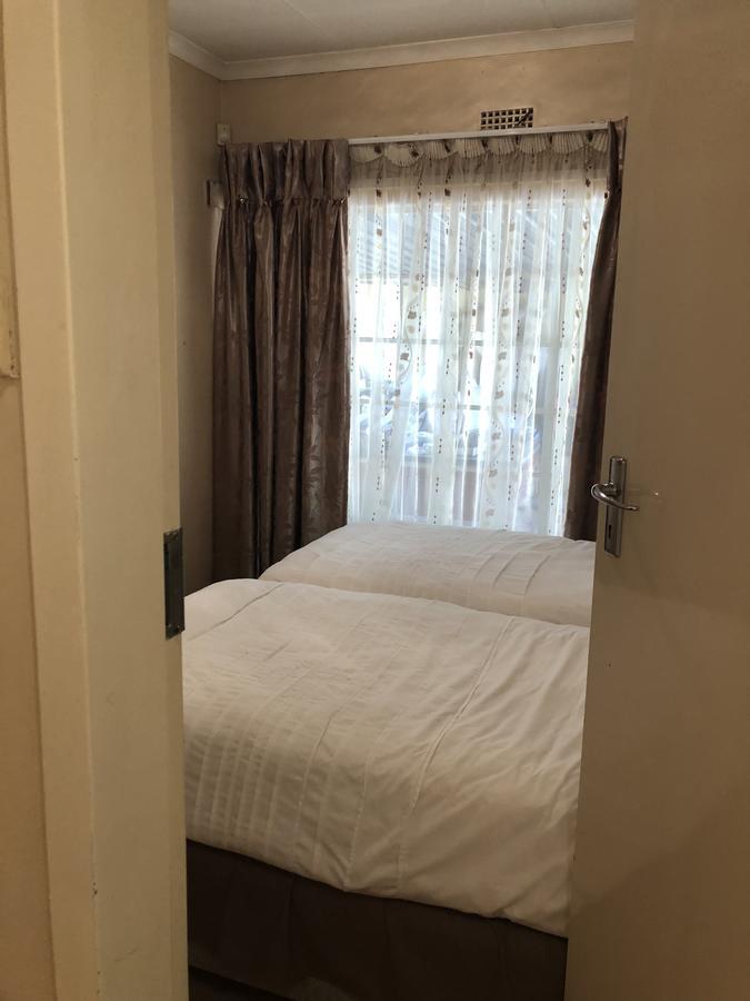 Khuvena Guesthouse Randburg ภายนอก รูปภาพ