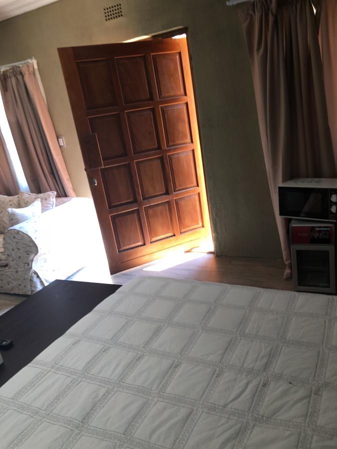 Khuvena Guesthouse Randburg ภายนอก รูปภาพ