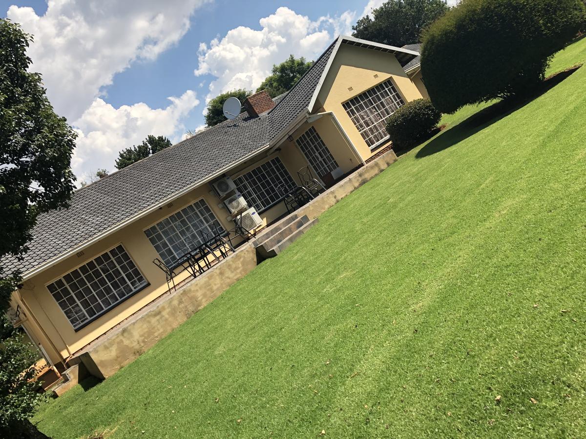 Khuvena Guesthouse Randburg ภายนอก รูปภาพ