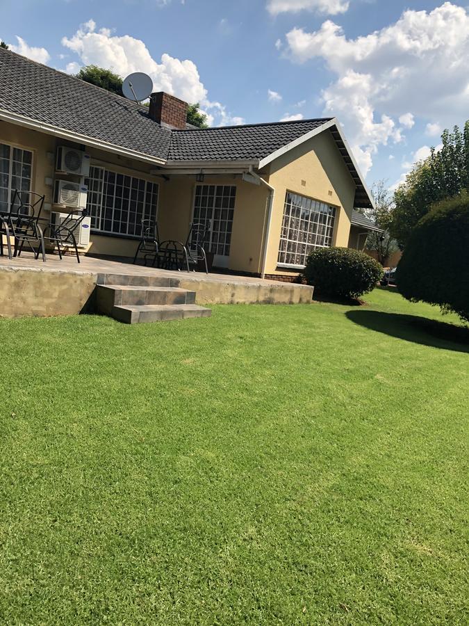 Khuvena Guesthouse Randburg ภายนอก รูปภาพ