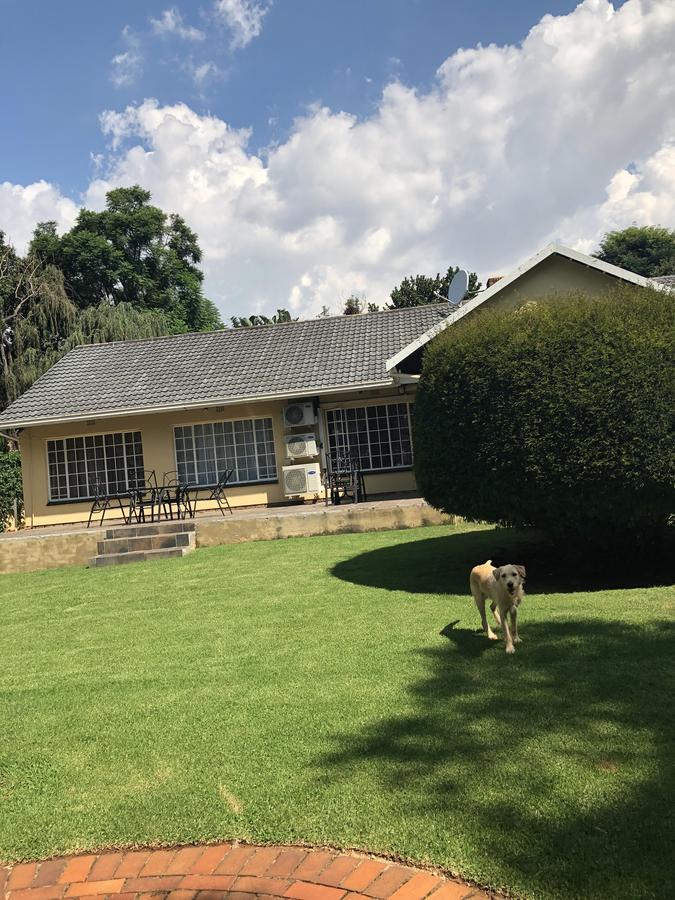 Khuvena Guesthouse Randburg ภายนอก รูปภาพ