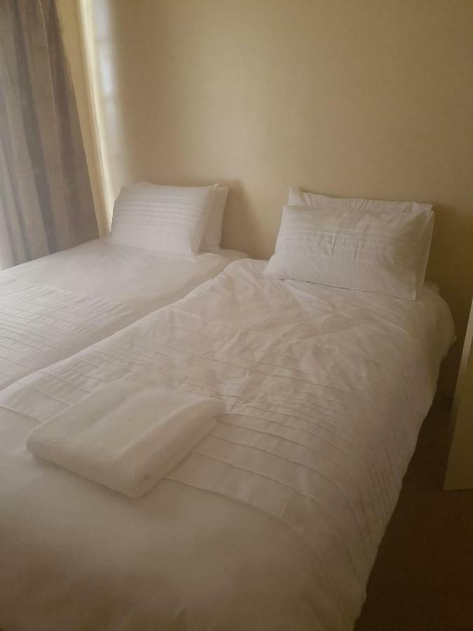 Khuvena Guesthouse Randburg ภายนอก รูปภาพ