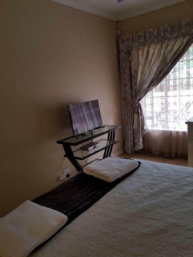 Khuvena Guesthouse Randburg ภายนอก รูปภาพ